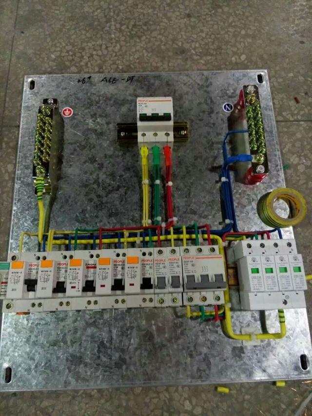 跟著師傅學(xué)做配電箱，看到師傅的手藝，我不好意思開始